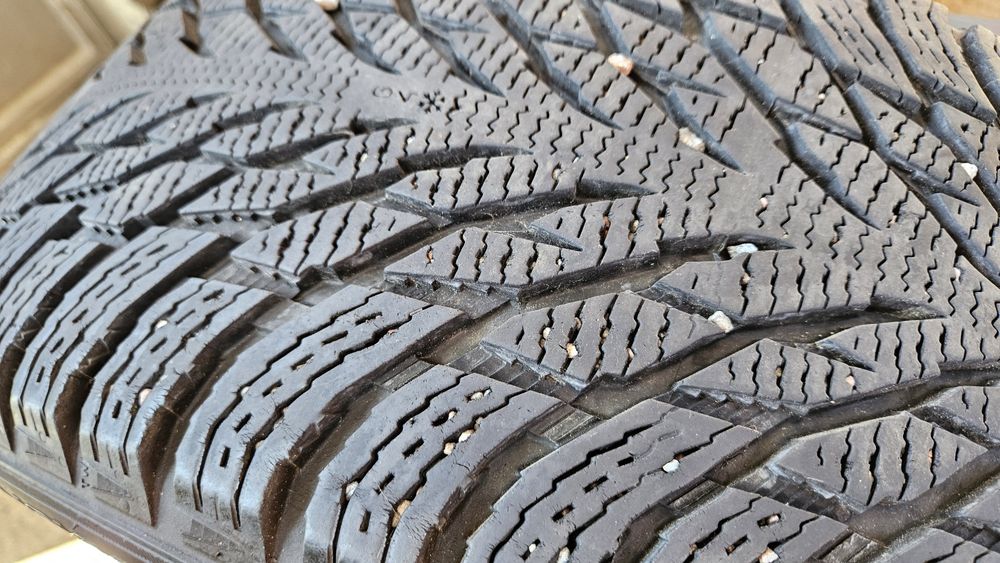 2бр гуми 235 45 18 дот 21 нокиан