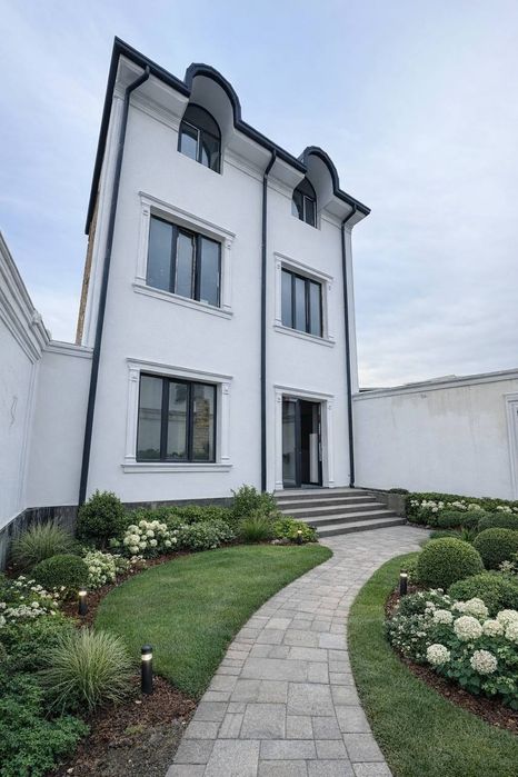 Срочно продаётся Дом в городе 3 этажа хороший цена