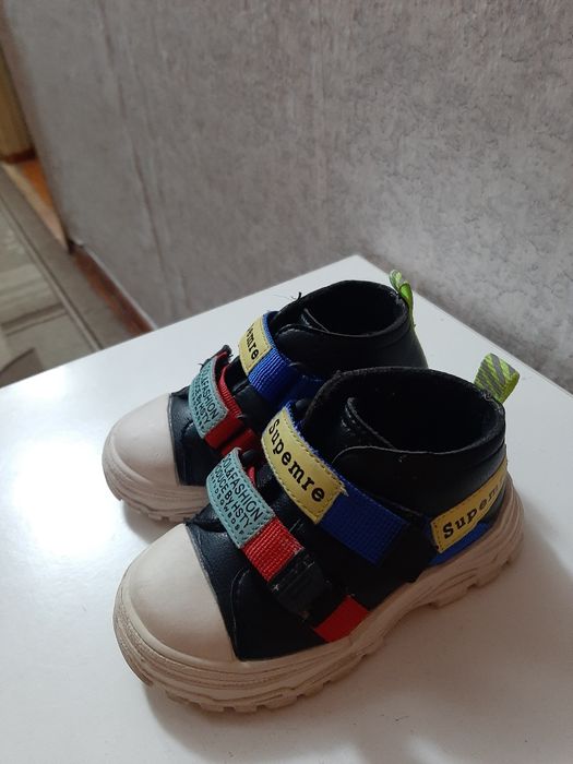 Продам детские кроссовки