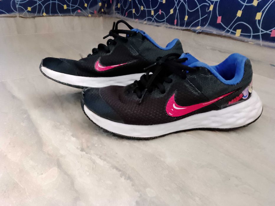 Два чифта обувки Nike