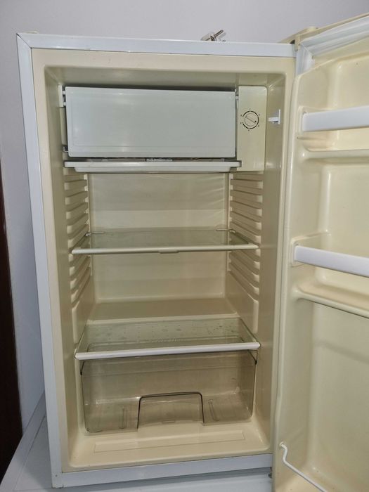 Малък хладилник Crown 90 л.