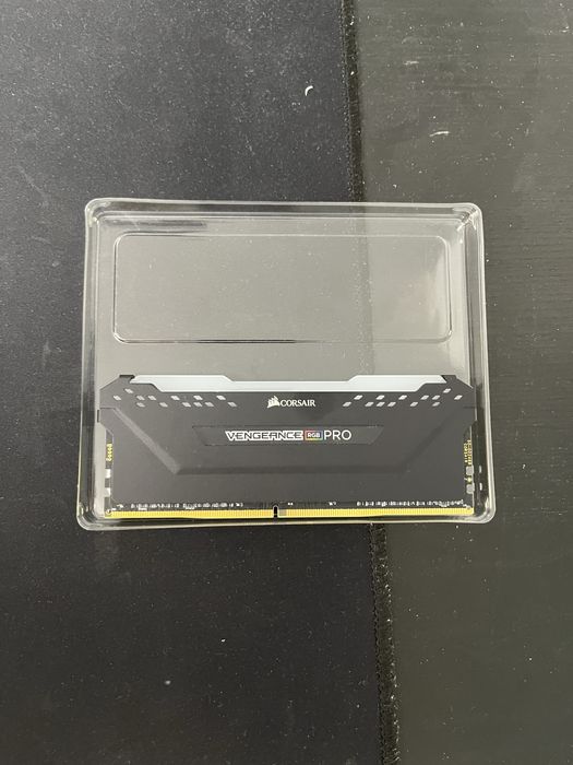 Vand Placuta RAM DDR4 8GB Corsair Vengeance 3200Mhz Cl 16