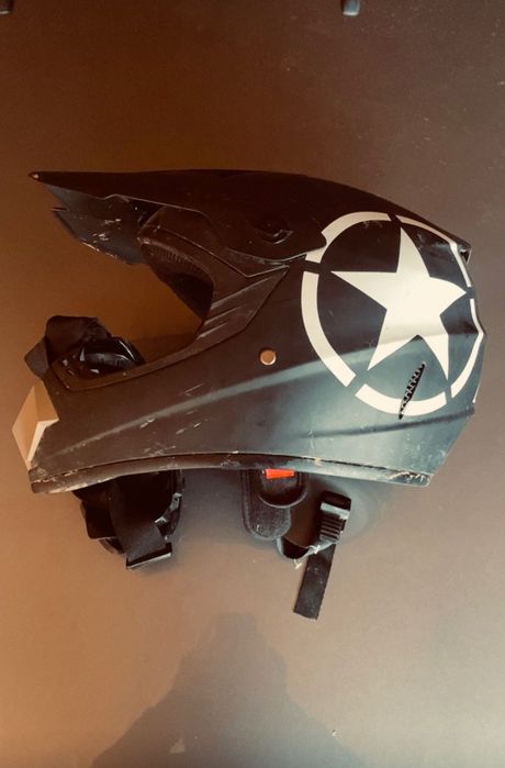 Vând cască motocross