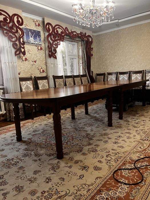 Стол и стулья для зал