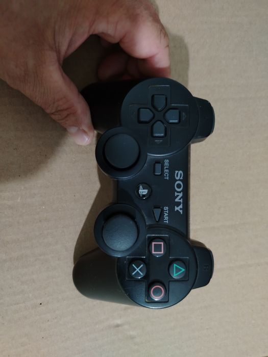 Controler wireless Sony DualShock 3 de culoare neagră, conceput pentru consola PlayStation 3
Este testat