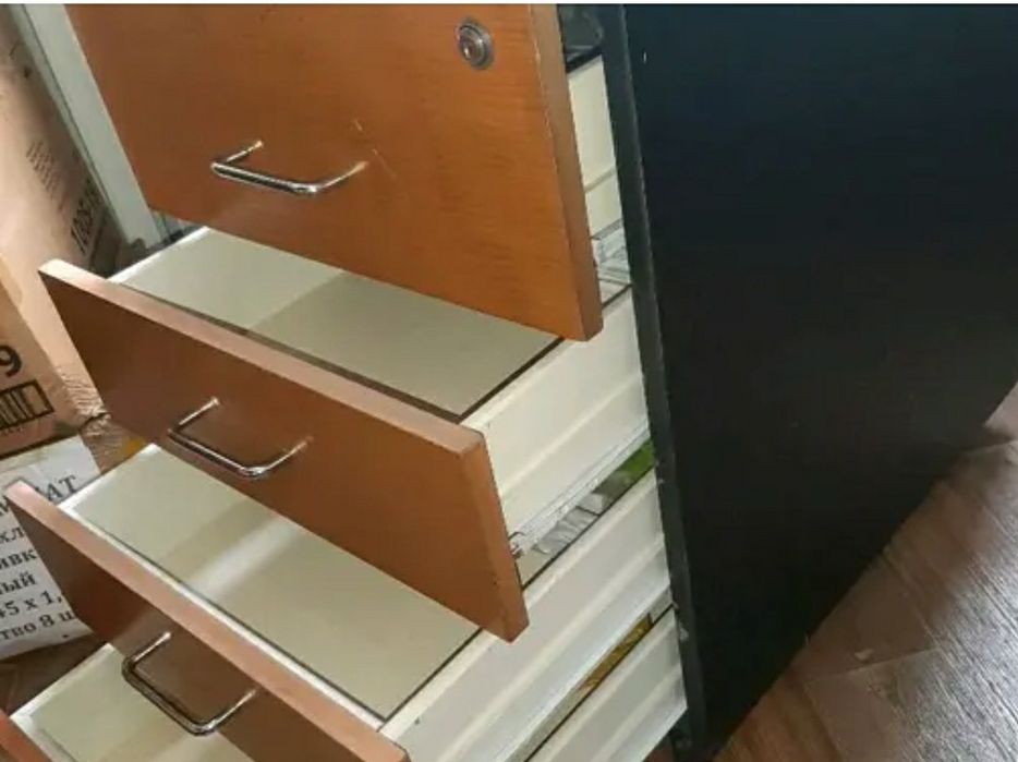 Тумба б/у с 4-мя полками