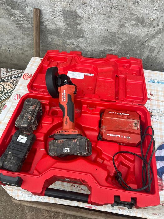 Felx Hilti cu 3 acumulatori si încărcător