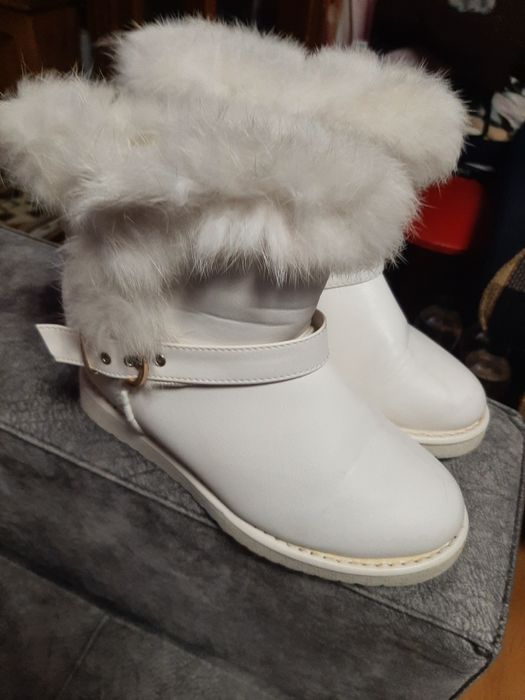 Vind cizmulițe  superbe albe cu blanită