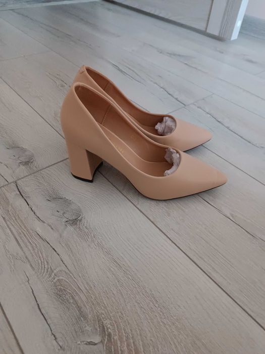 Женские бежевые туфли