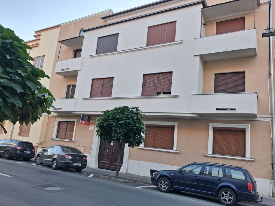 Închiriez ap.3 camere birou