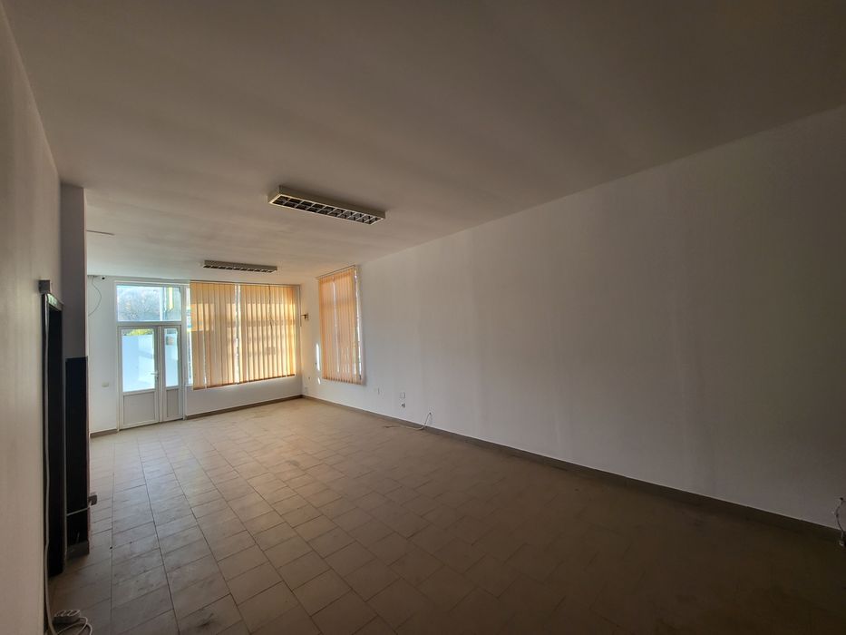 Închiriez teren și spațiu comercial