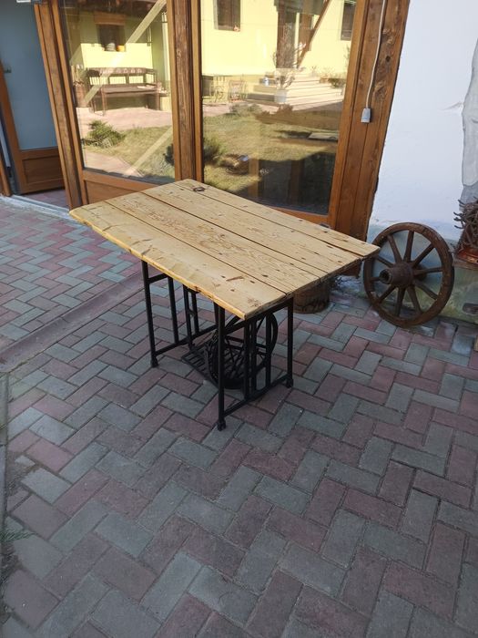 Masa exterior sau crama.