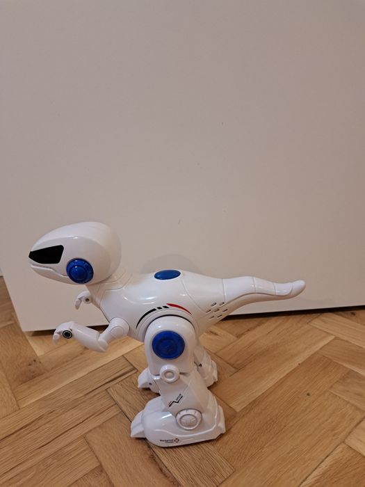 Интерактивен робот с дистанционно