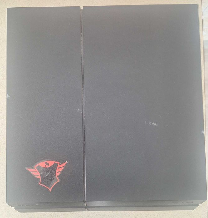 PS4 Pro 1TB с оригинални игри - отлично състояние!!!