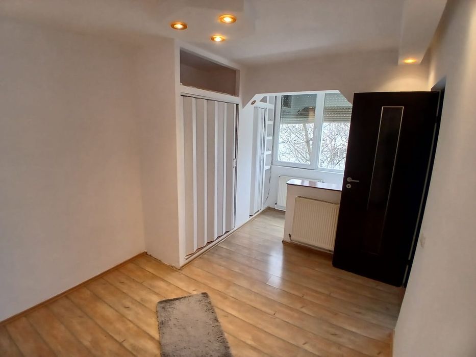 Inchiriez apartament 3 camere zona Milcov.