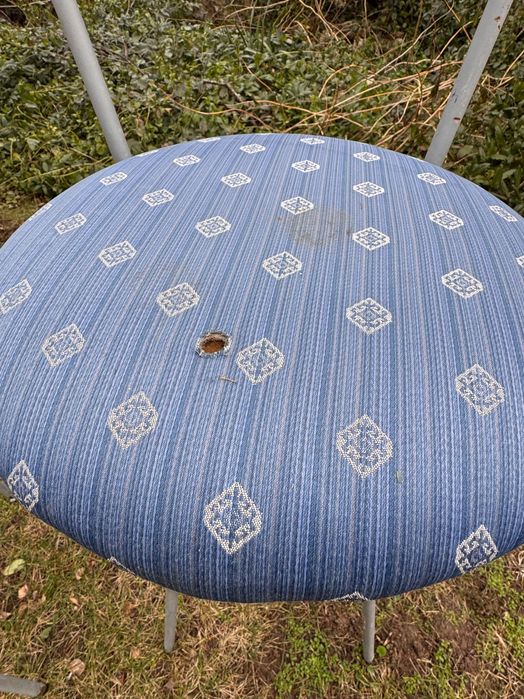 3 високи бар стола със синя тапицерия