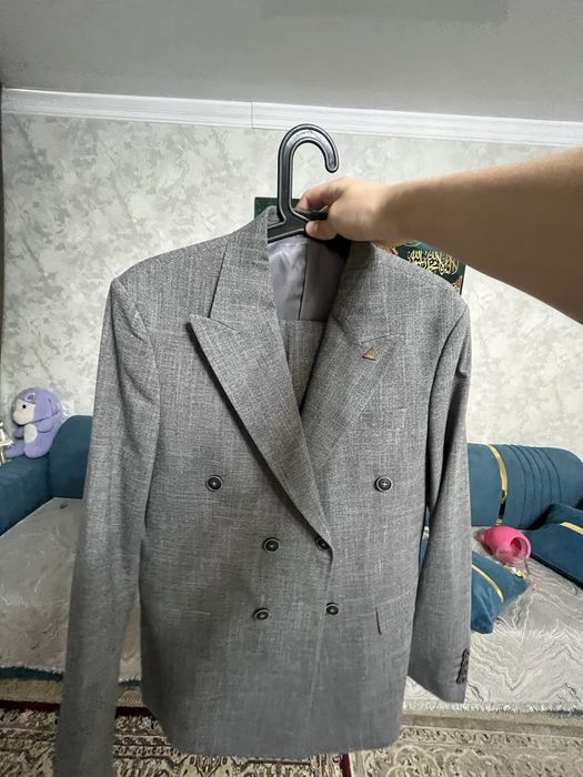 Костюм серый двухбортный