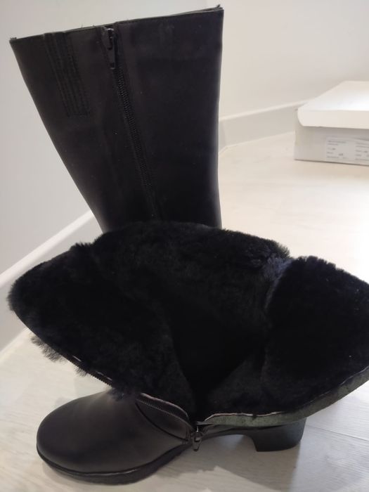 Продаются женские сапоги