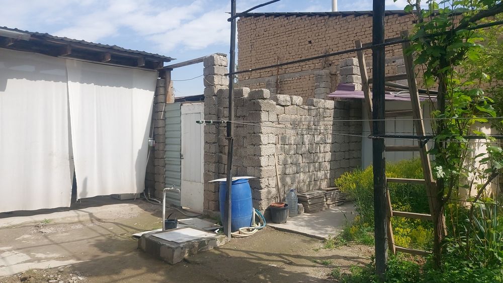 Uy sotila 5.5 yarim sotih suv gaz muamo yoq svet ochmaydi