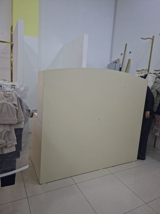 Do'kon uchun qilingan kassa stoli.anchagina kotta yengide.