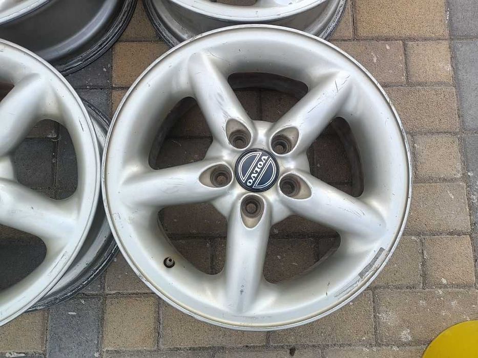 Продам оригинальные легкосплавные диски на Volvo 850.