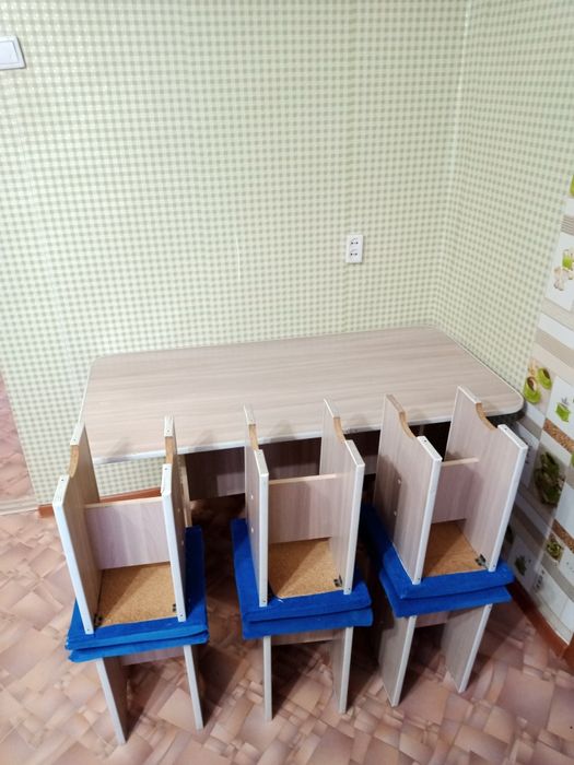 Кухонный стол и стулья