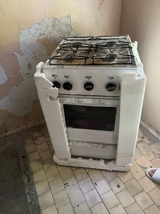 Gaz plitasi srochna sotiladi
