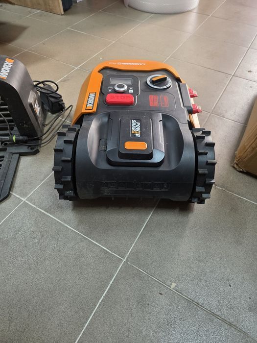 Robot de tuns iarba WORX Landroid PLUS WR165E pentru grădini de până la 500 m²