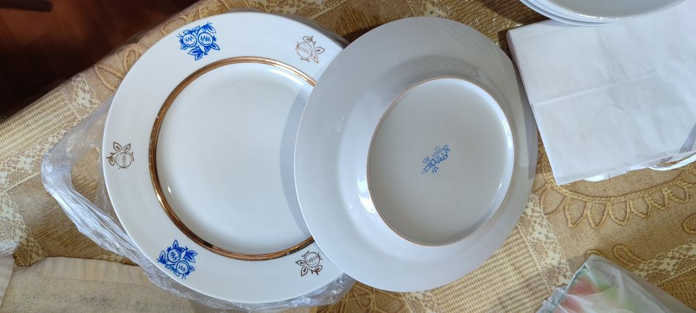 Тарелки виниажные и блюдца