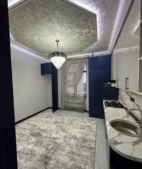 Mirzo-Ulugʻbek Buyuk Ipak Yo'li metrosi oldida