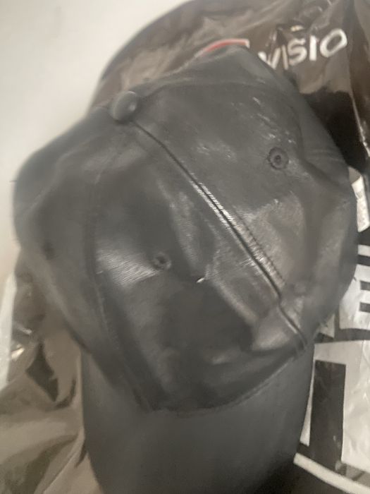 Черна кожена шапка