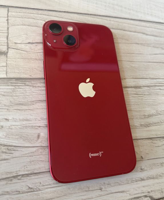 iPhone 13 червен телефон