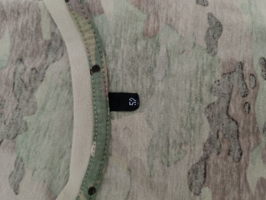 Военная форма, футболка, берцы.