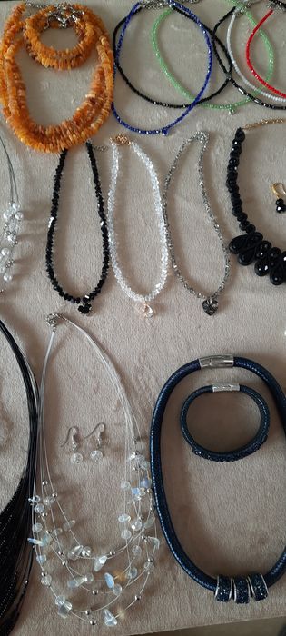 Колье и кулоны и  много других украшений