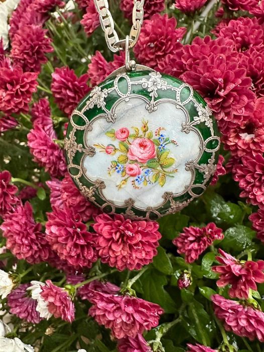 Pandantiv antic de argint cu email verde si lant