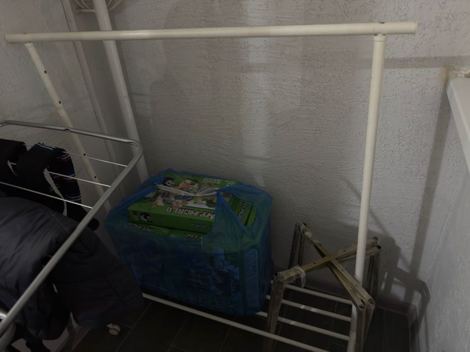 Продам вешалку белую