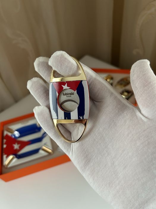 Луксозен подаръчен комплект за пури – пепелник, запалка и резачка