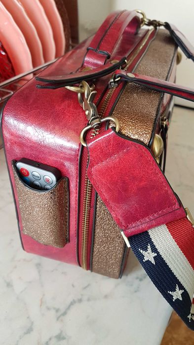 Продавам свиреща дамска чанта за вашето добро настроение.