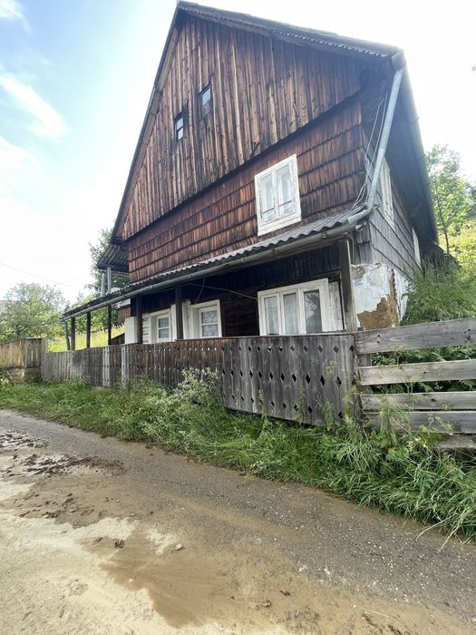 Vand teren + casa veche, suprafata 4000 mp situat langa drum principal