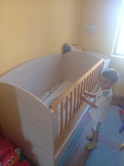 Стилна бебешка кошара + повивалник и шкафчета