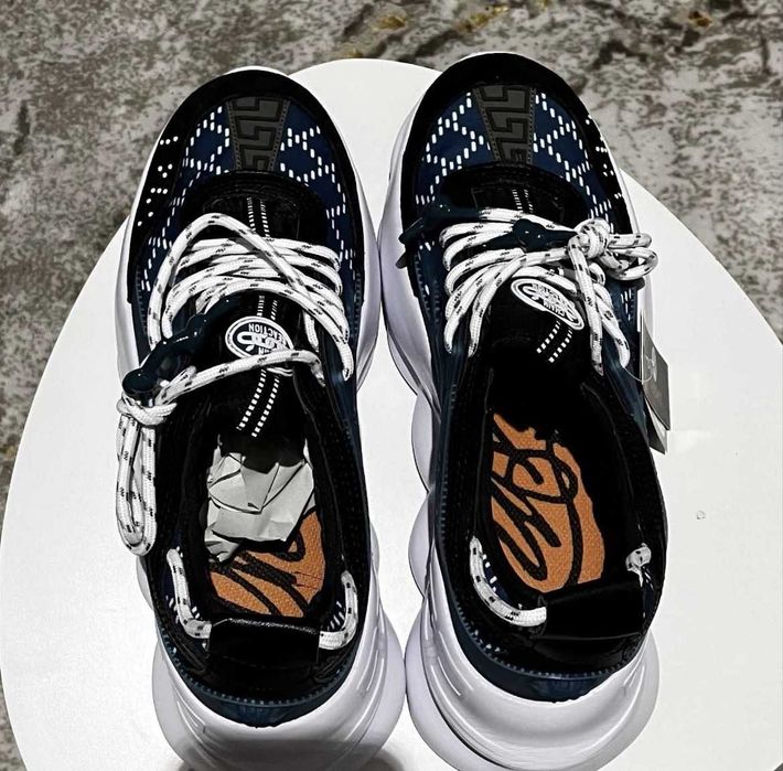 Vand cel mai cautat model de versace chain reaction. Adidasii sunt NOI. Marimi de la 37 la 46
