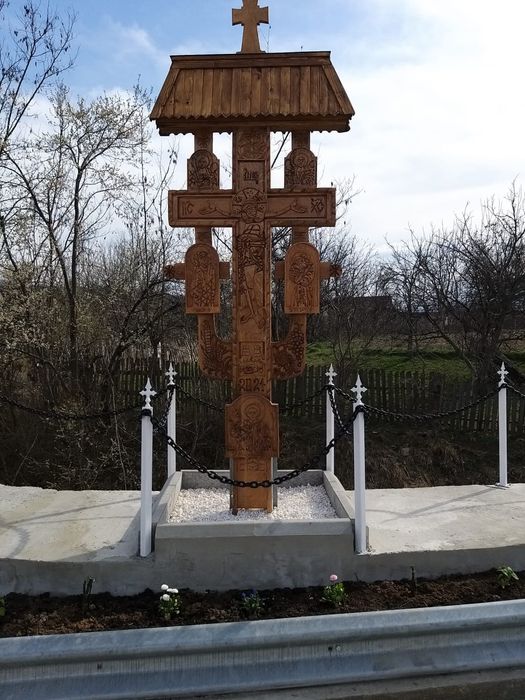 Troita sculptata manual pe lemn  de stejar