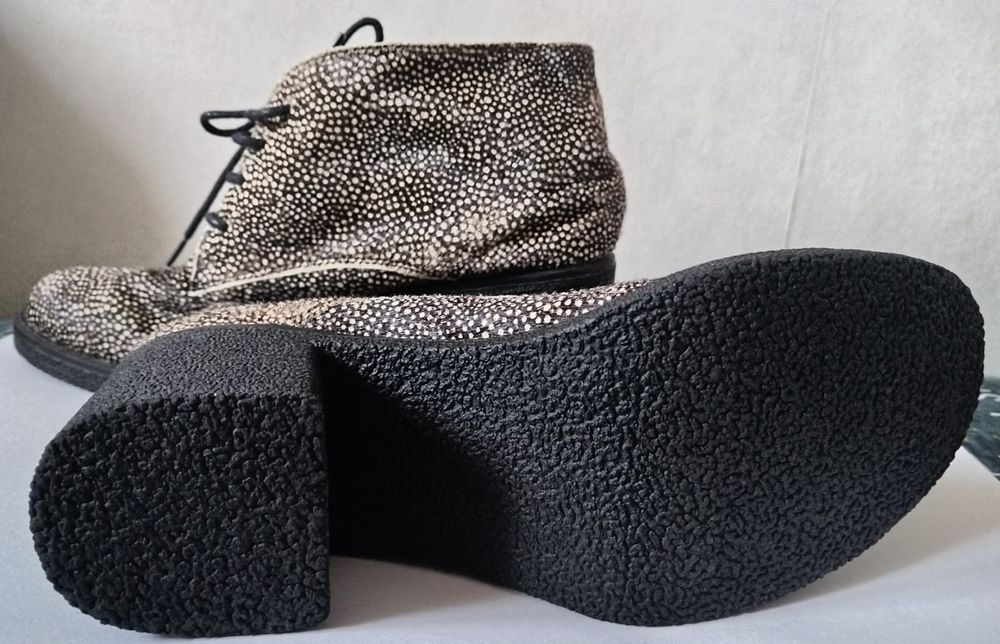 Продам женские ботинки!