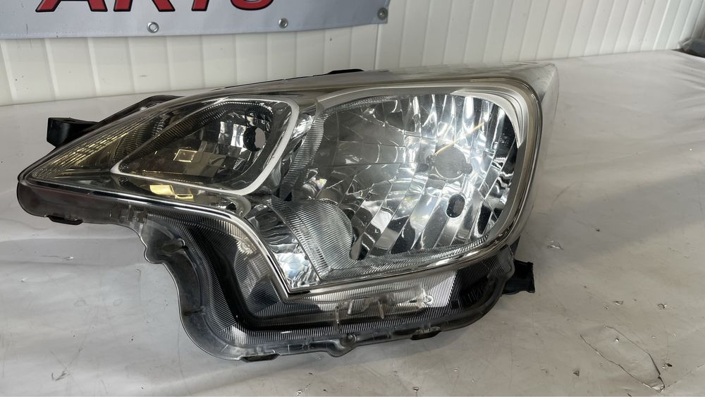 Ляв фар Toyota Verso S 2012-