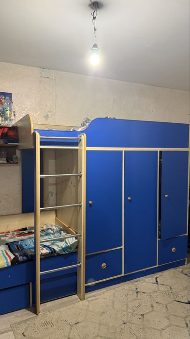 Двухярусная кровать, шкаф
