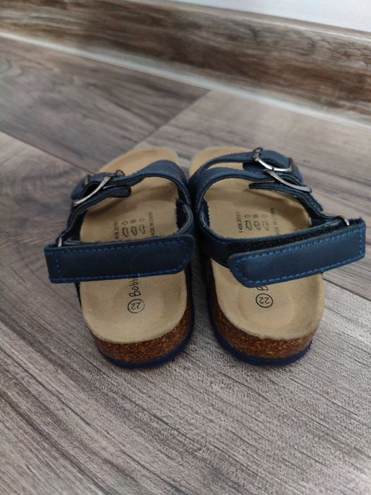 Vând sandale mărimea 22