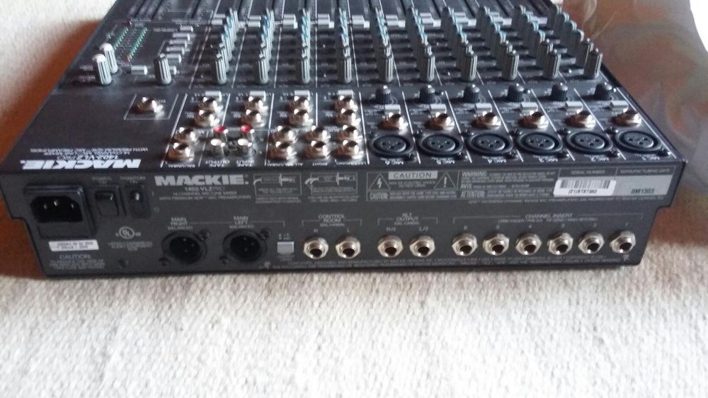 Boxe si basi cu Mixer mackie ca nou de vanzare si boxe platane statie