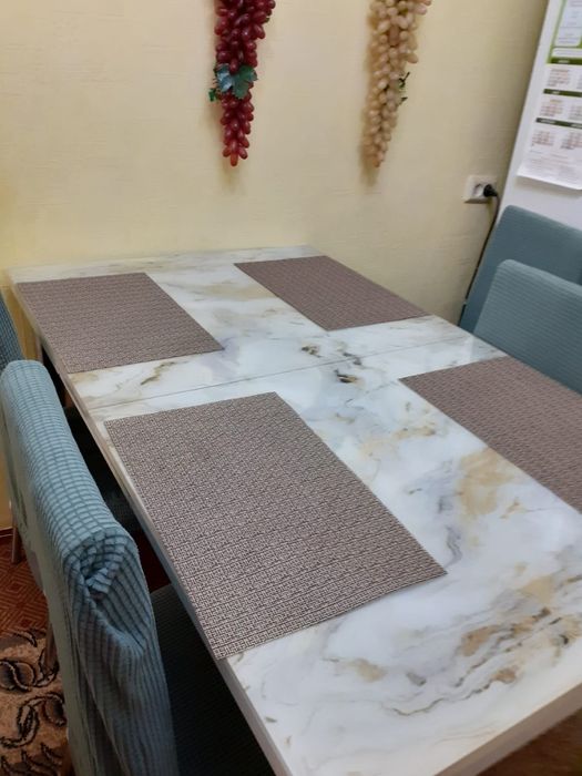 Продам кухонный стол и стулья