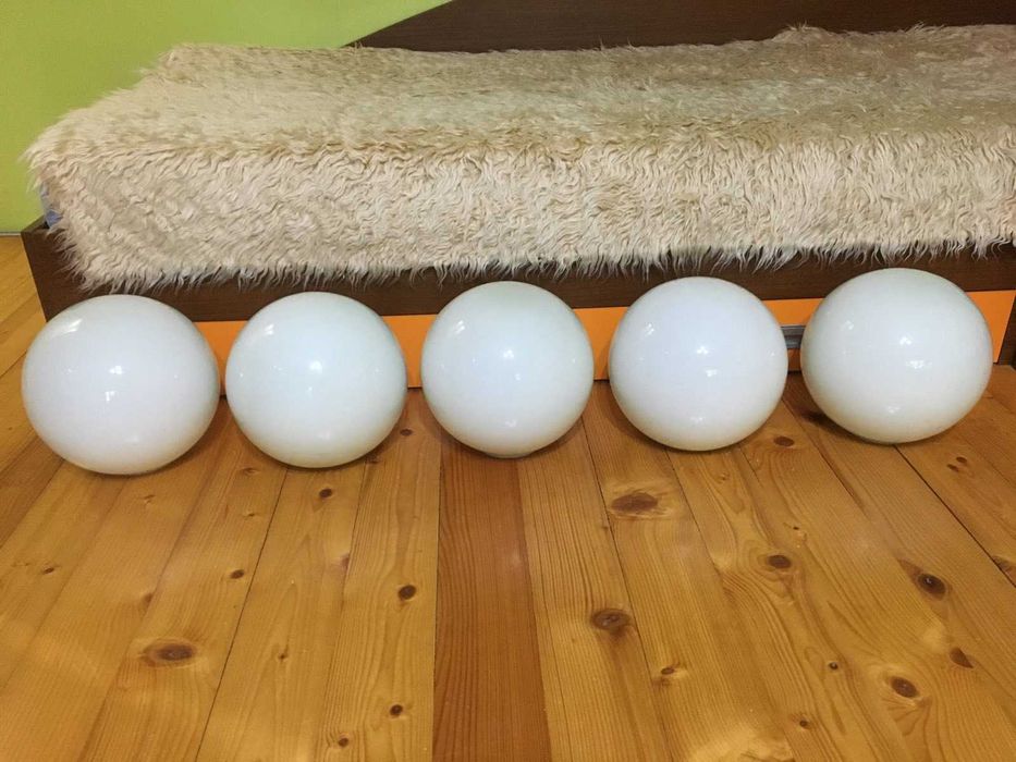 Глобуси от млечно стъкло