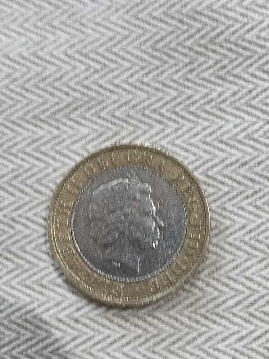 Монета two POUNDS